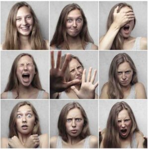 Auf dem Bild ist ein Mädchen zu sehen, das unterschiedliche Emotionen per Gesichtsausdruck zeigt.