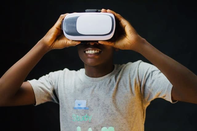 Auf dem Bild sieht man einen Jungen mit einer Virtual Reality Brille.
