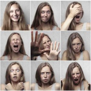 Auf dem Bild ist ein MĂ€dchen zu sehen, das unterschiedliche Emotionen per Gesichtsausdruck zeigt.